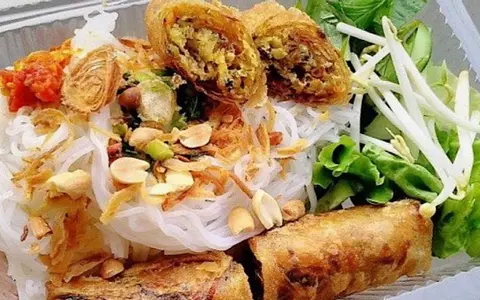 Hình ảnh Bún chả giò - bì