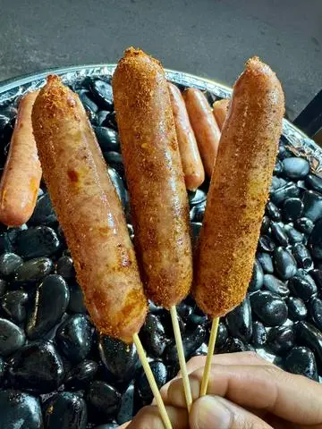 Hình ảnh Combo 3 lạp xưởng vip nướng đá rắc muối