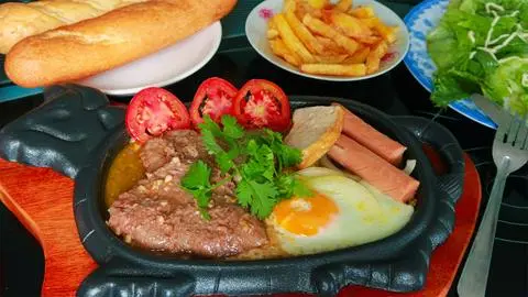 Hình ảnh Bít tết trứng xúc xích