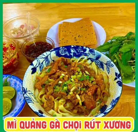 Hình ảnh Mì Quảng gà chọi rút xương