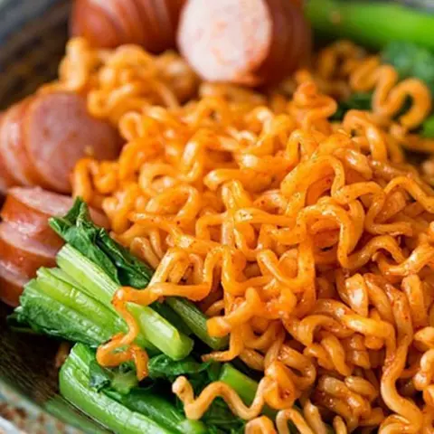 Hình ảnh Mì trộn xúc xích