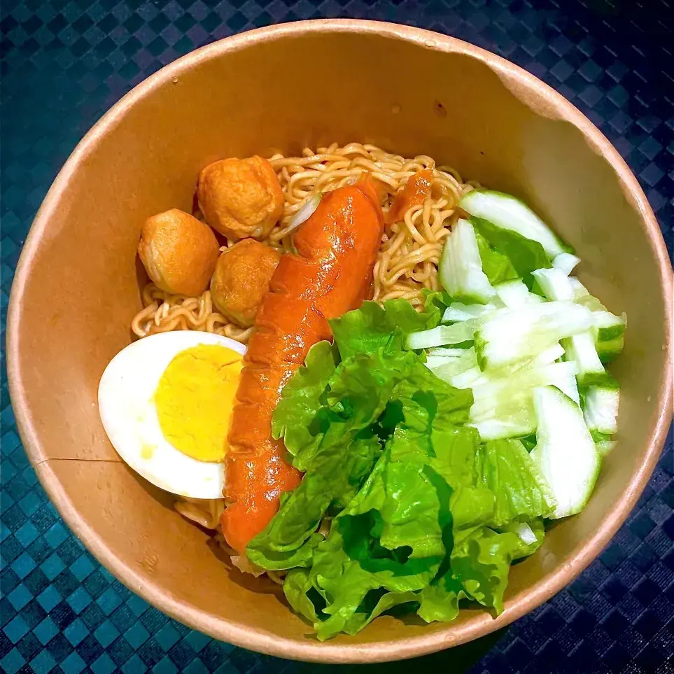 Hình ảnh Mì trộn xúc xích - cá viên - trứng - rau cải