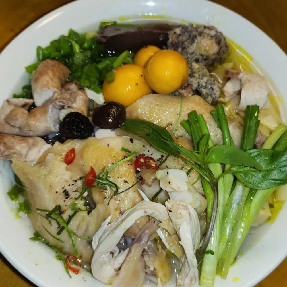 Hình ảnh Phở gà đầy đủ lòng mề - trứng non