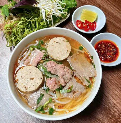 Hình ảnh Bún Bò Đầy Đủ Không Giò