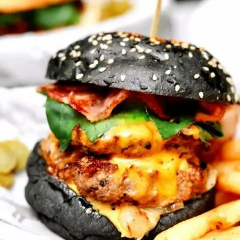 Hình ảnh Burger Bò 2 Tầng Trứng Phô Mai Than Tre