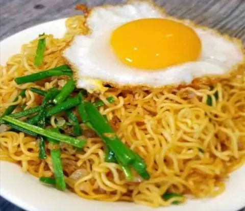 Hình ảnh Mì xào trứng ốp la