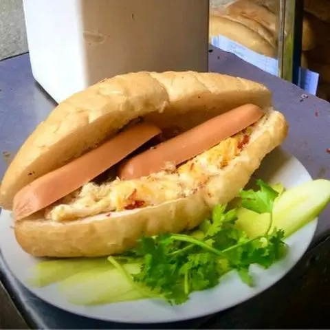 Hình ảnh Bánh mì trứng xúc xích