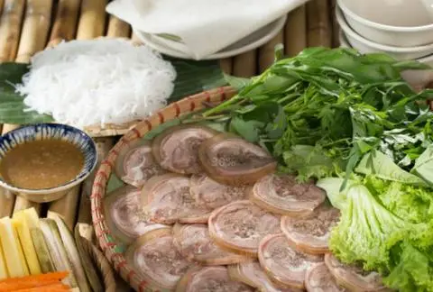 Hình ảnh Bò tơ Củ Chi cuốn rau rừng