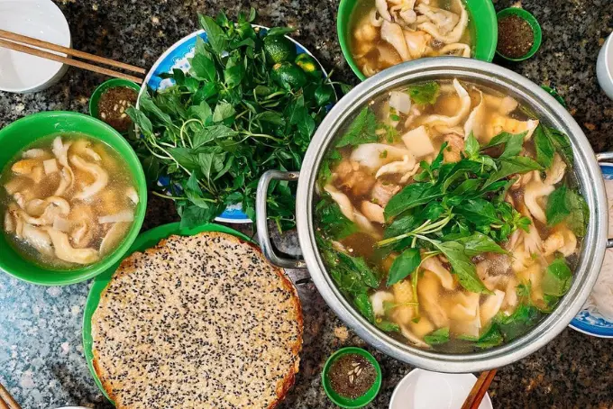 Hình ảnh Lẩu gà tre lá giang