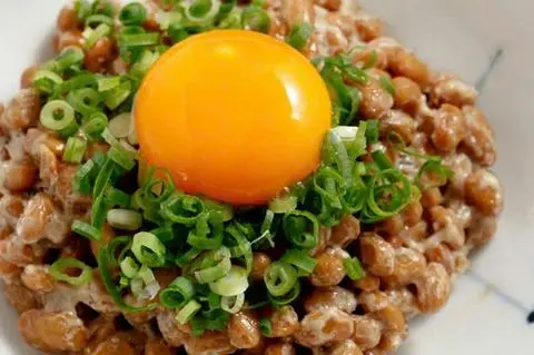 Hình ảnh Natto lên men tự nhiên trộn trứng