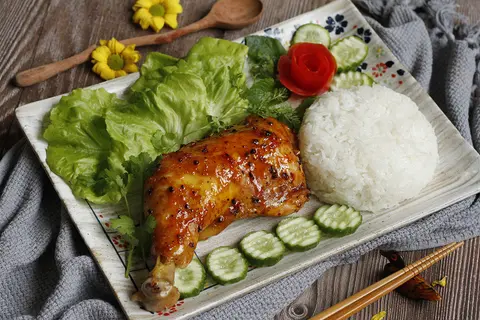Hình ảnh Cơm gà sốt mắm tỏi (tặng trà tắc)