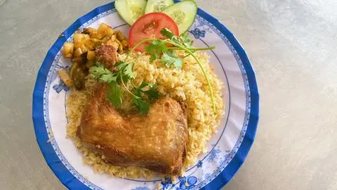 Hình ảnh Cơm gà xối mỡ