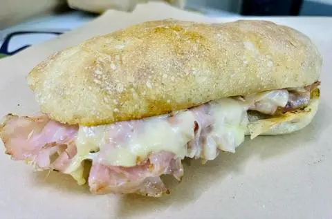 Hình ảnh The Ham & Cheese sandwich - Bánh mì thịt nguội và phô mai