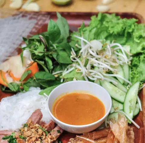 Hình ảnh Nem nướng cuốn bánh tráng 2 người