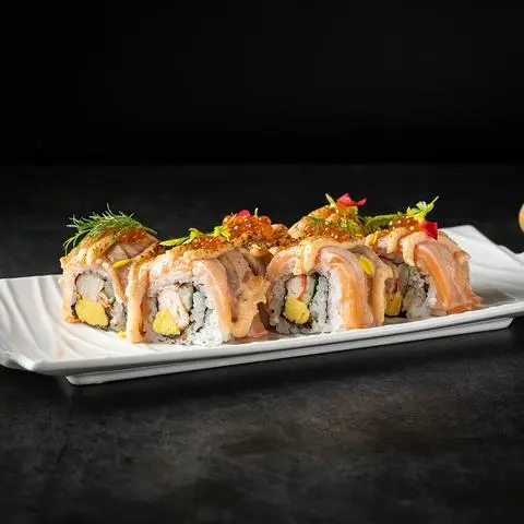 Hình ảnh Sushi cuộn cá hồi aburi với sốt mentaimayo