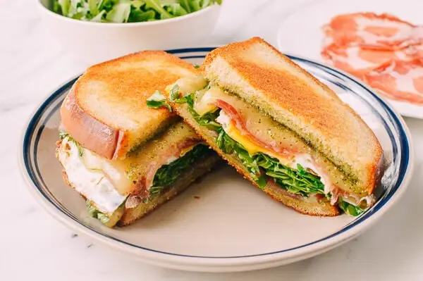Hình ảnh Combo sandwich bò trứng phô mai - nước ngọt