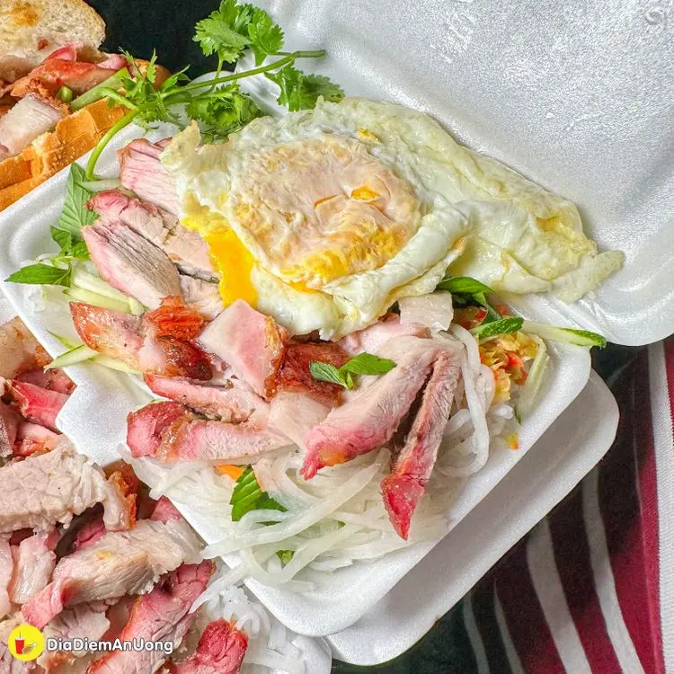 Hình ảnh Bún chả lụa - trứng - thịt