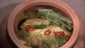 Hình ảnh Gà tre nổ muối - nguyên con