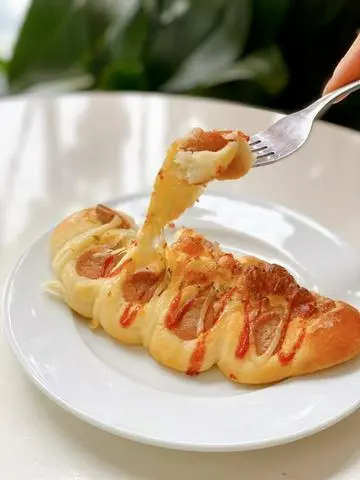 Hình ảnh Bánh mì xúc xích phô mai