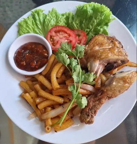 Hình ảnh Nui xào gà da giòn lớn