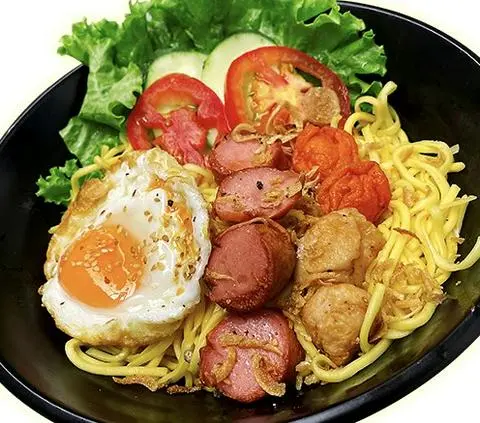 Hình ảnh Mì trộn trứng - xúc xích - cá viên