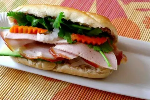 Hình ảnh Bánh mì thịt-bơ,batê,,rau, dưa 