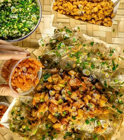Hình ảnh Bánh tráng tôm khô tóp mỡ rim hành