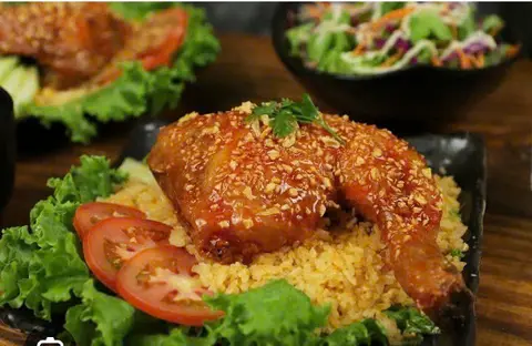 Hình ảnh Cơm chiên gà sốt mắm tỏi