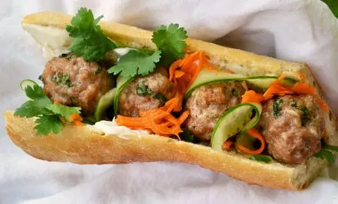 Hình ảnh Bánh mì xíu mại - pate- nước sốt thần thánh
