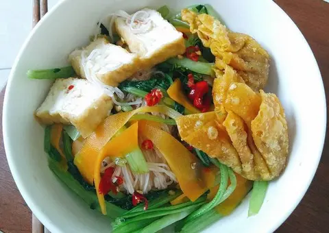 Hình ảnh Bún gạo mì xào chả giò hoành thánh chiên chay