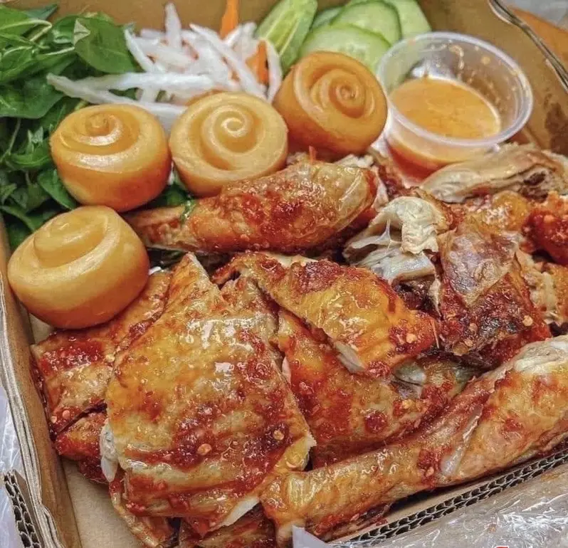Hình ảnh Gà nướng sốt ngũ vị + 5 bánh bao