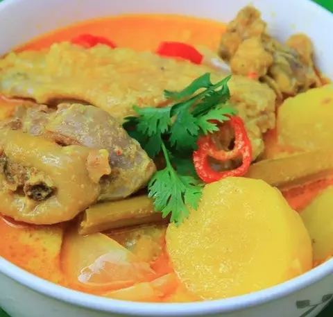 Hình ảnh Cà ri gà truyền thống(đùi gà)& bún tươi