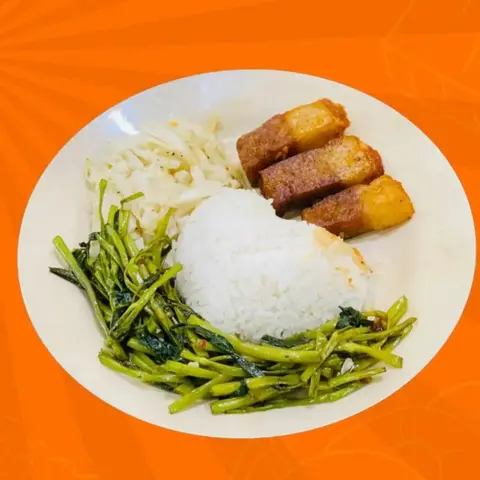 Hình ảnh Cơm heo quay kho cải chua chay