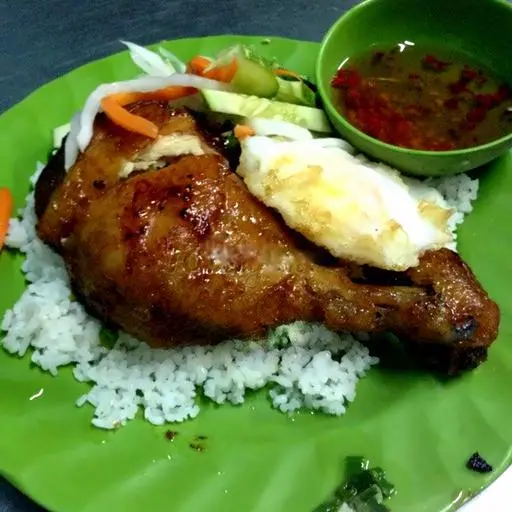 Hình ảnh Cơm gà bì ốp la