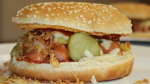 Hình ảnh Hamburger gà xúc xích đức