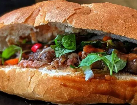 Hình ảnh Bánh mì heo quay- ổ