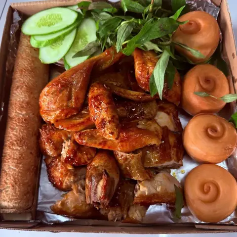 Hình ảnh Gà nướng mắm nhĩ 4 bánh bao - 1 cơm lam