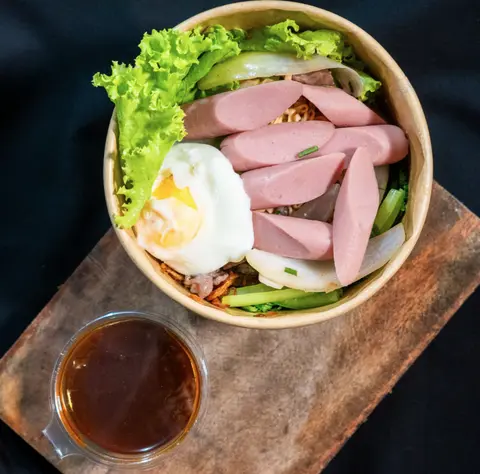 Hình ảnh Mì trộn xúc xích - trứng lòng đào