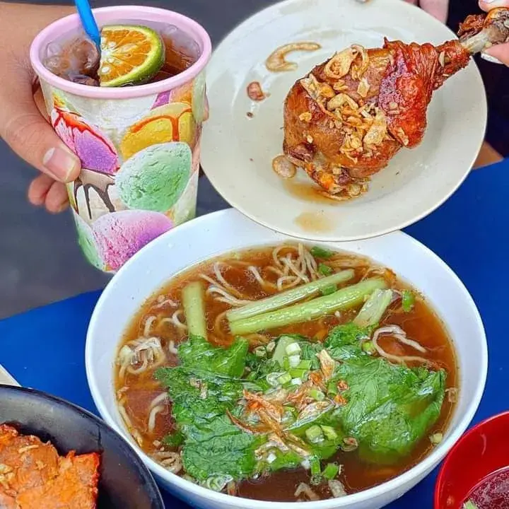 Hình ảnh Mì gà quay - nước