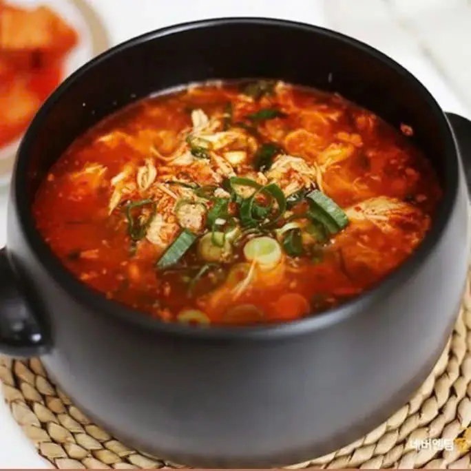 Hình ảnh Súp kim chi gà - 묵은지닭도리탕
