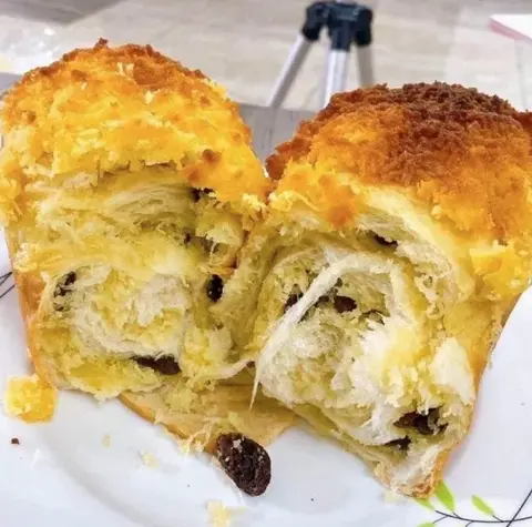 Hình ảnh Bánh mì hoa cúc sữa dừa nho