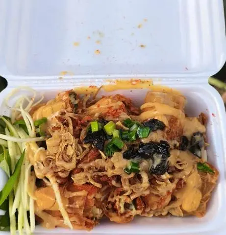 Hình ảnh Bánh tráng cuốn tóp mỡ mắm tỏi - me bơ