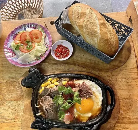 Hình ảnh Bò - trứng - xúc xích - pate ( Tặng kèm nước ngọt )