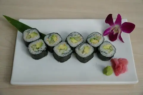 Hình ảnh Maki bơ dưa leo mè