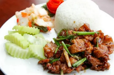Hình ảnh Cơm thịt rang cháy cạnh