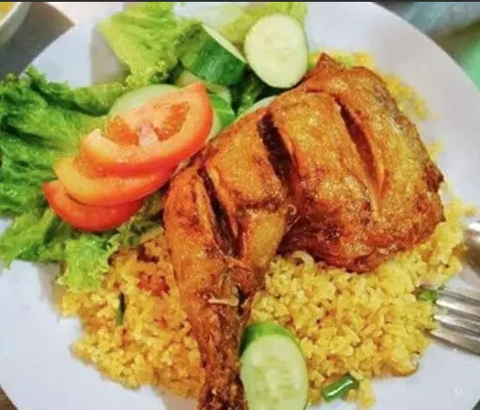 Hình ảnh Cơm chiên gà xối mỡ góc tư