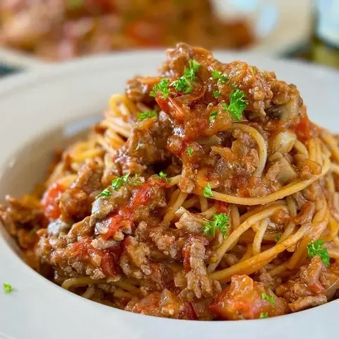 Hình ảnh Mỳ bò bằm và nấm - Bolognese and mushroom