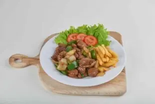 Hình ảnh Bò lúc lắc khoai tây chiên 