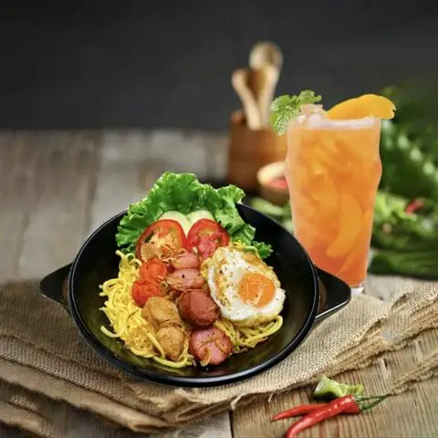 Hình ảnh Combo Mì xào trứng cá viên - Trà đào dầm