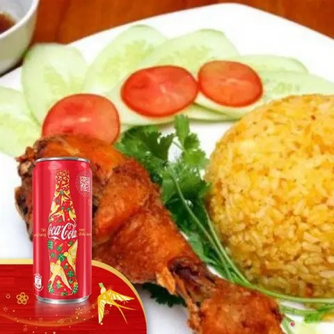 Hình ảnh Cơm gà xối mỡ nhỏ - ốp La - Coca-Cola